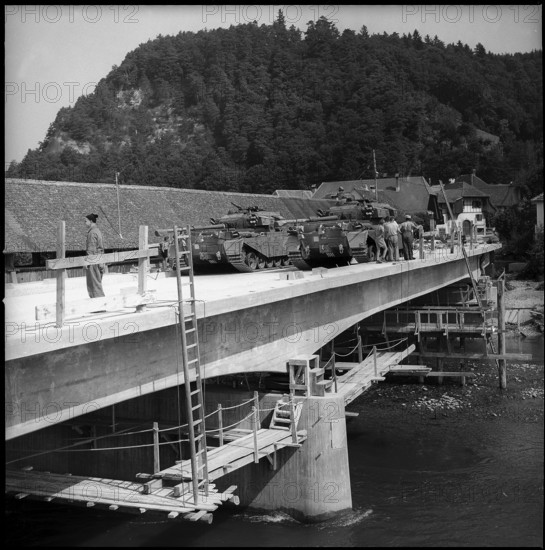 Gümmenen; new built bridge, load test; 1959.