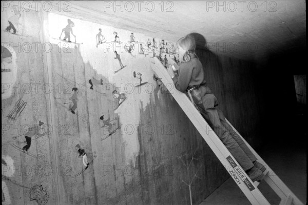 Railway station Tiefenbrunnen: Scholars paint subway, 1972.