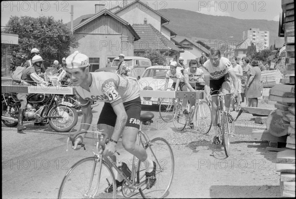Tour de Suisse 1969: Closed railroad crossing.