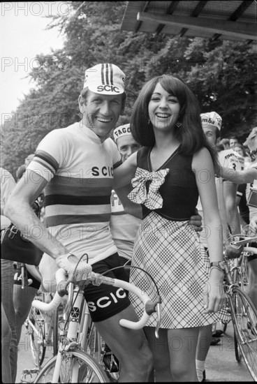 Tour de Suisse 1969: Winner Vittorio Adorni with maid of honour.