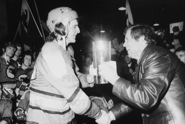 NLA 1973/74: Swiss Champion SC Bern, Dellsperger with trophy.