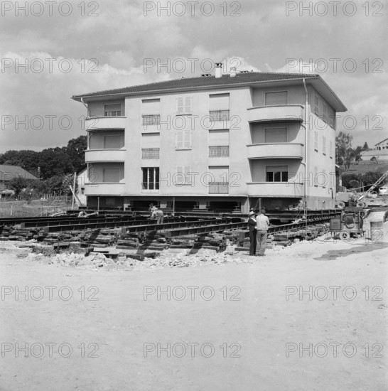 Shifting of a House, Autobahn Lausanne-Genf, 1961.