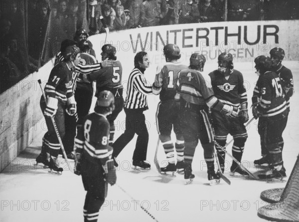 NLA 1973/74: EHC Kloten - SC Bern, referees separating players.