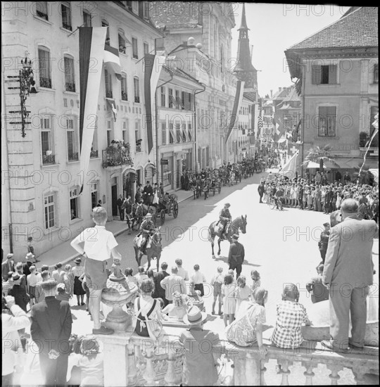 Charlotte and Felix of Luxembourg driving through Solothurn, 1947.