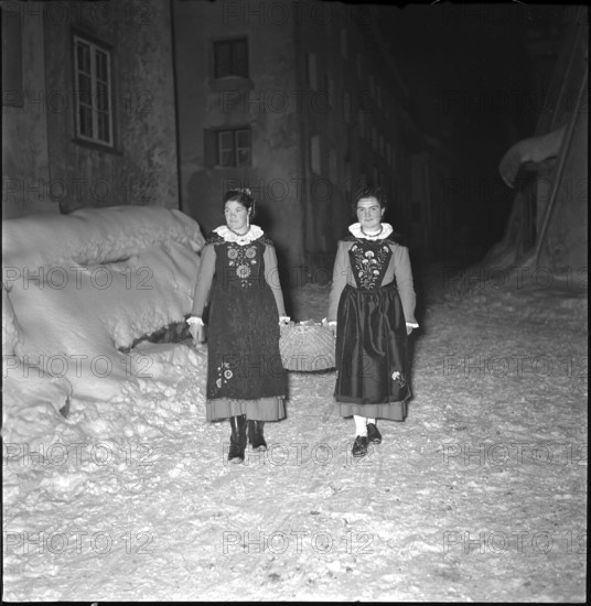 Young women on their way to the boy raffling in Ardez, 1941.