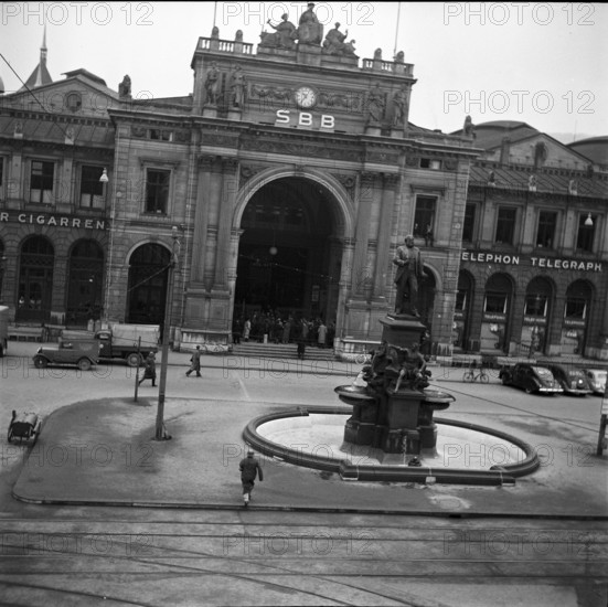WW 2: air raid warning, main train station, Zurich 1939.