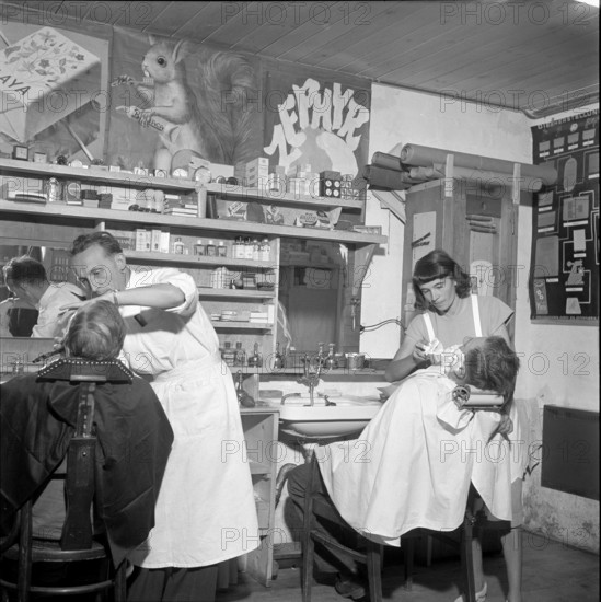 Shave at the barber's at the building site of Oberaar power station 1951.