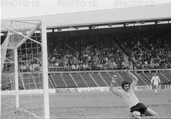 NLA 1973/74: FC St. Gallen - FC Zurich; Keeper Schuepp.