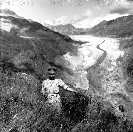 Girl in front of Aletsch-Gletscher, glacier.