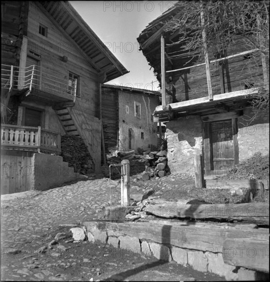 Wooden houses in the Valais village Albinen; 1941.