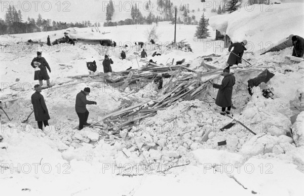 Reckingen: Search-party with shovels; 1970.