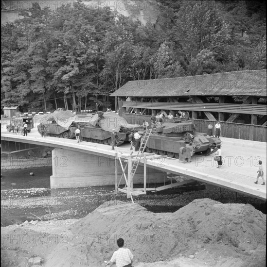 New Wynigen bridge beside of the old wooden roofed bridge, load test; 1961.