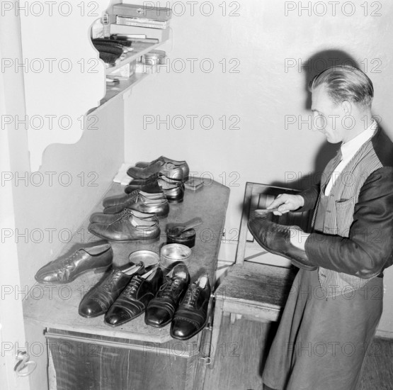 Basle, Hotel drei Könige 1954: shoe cleaner.