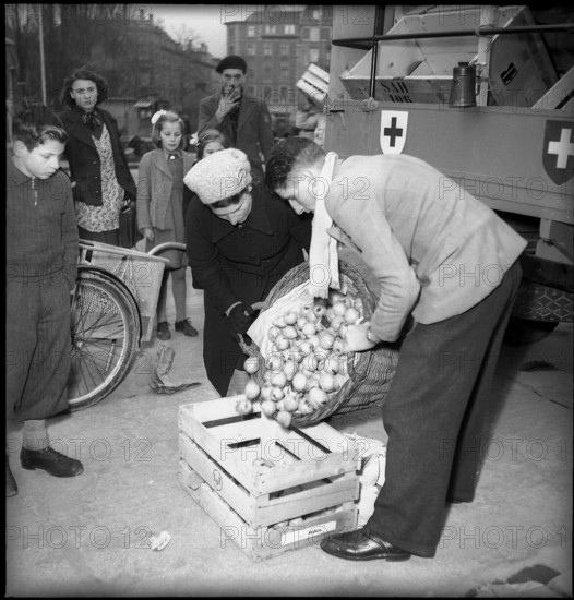 WW 2: Zurich workers donate for war victims in Lyon (France), 1944.