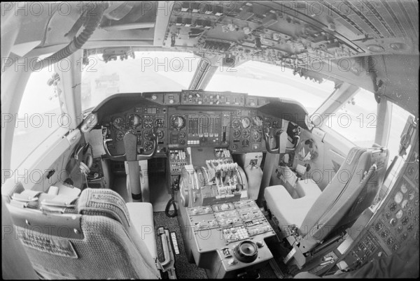 Swissair Jumbo-Jet in Zurich Kloten 1971: Cockpit.