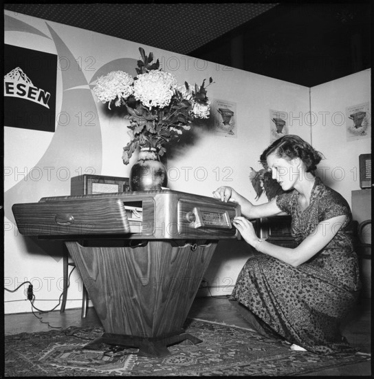 Swiss radio fair: radio receiver with disc player, 1957.