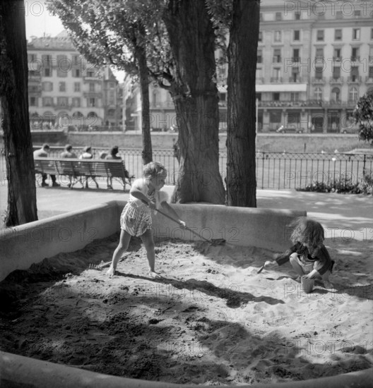 Genf: Ile Rousseau, children playing in sandpit; 1949.