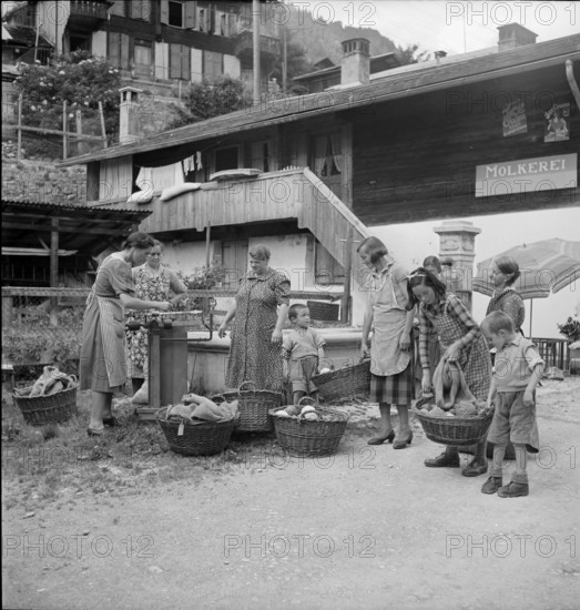 Women with baskets full of remnants, 1940.