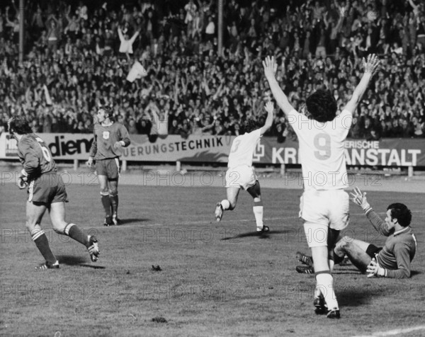 Cupwinner's Cup 1973/74: FCZ - RSC Anderlecht; Rutschmann and Jeandupeux are cheering.