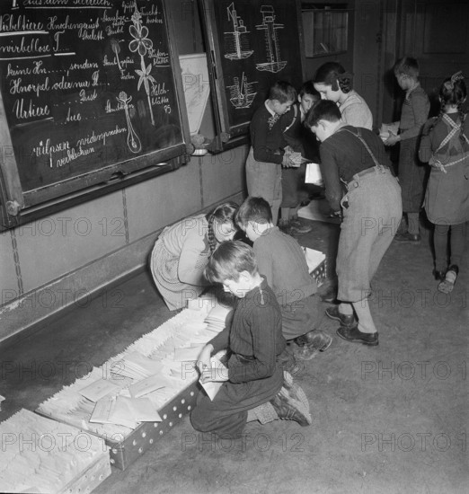 Production of badge, ensign of the Pestalozzi village, Uster 1949.