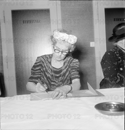 Mrs. Horm-Peel at a women's conference, 1948.