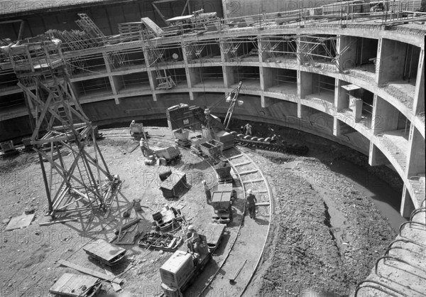 Construction of a round garage in Rive district, Geneva 1960.