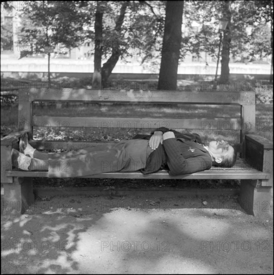 Man Sleeping on Park Bench, Bahnhofstrasse Zürich, 1952.