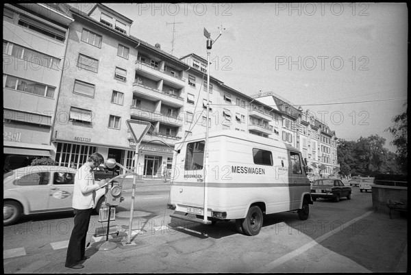 Monitoring car doing measurement of air pollution, 1973.