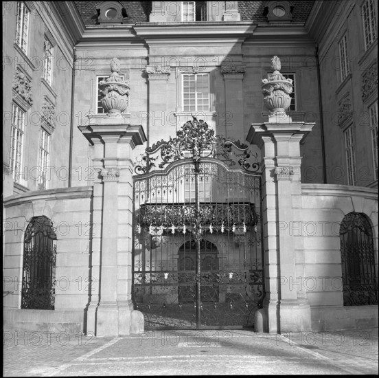Gate, Haus zum Rechberg, 1953.