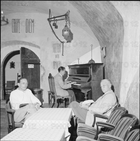 Artists home Mariahalden in Weesen, piano player with listeners 1956.