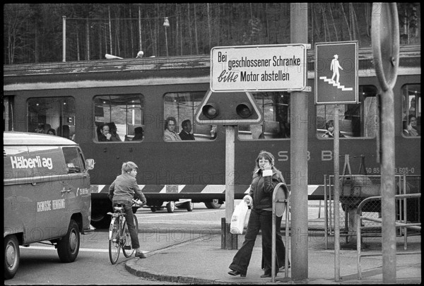 Sign for turning off the engine in front of a gate, 1972.