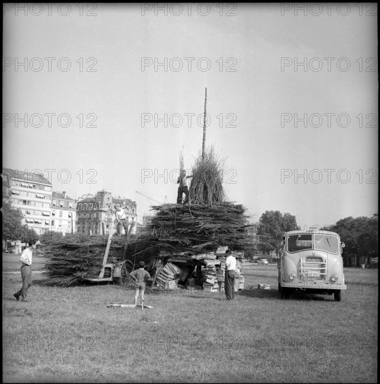 Geneva, people piling up firewood; 1959.