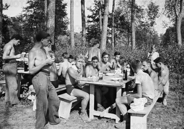 WW2: Battle of the Cultivation; soldiers, break, potato harvest, Flaach 1942