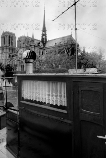 1975, Paris, Seine River. houseboat.