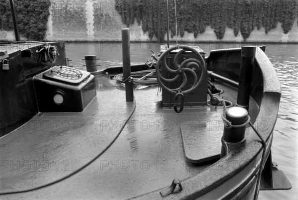 1975, Paris, Seine River. houseboat.