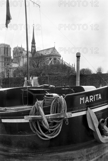 1975, Paris, Seine River. houseboat.