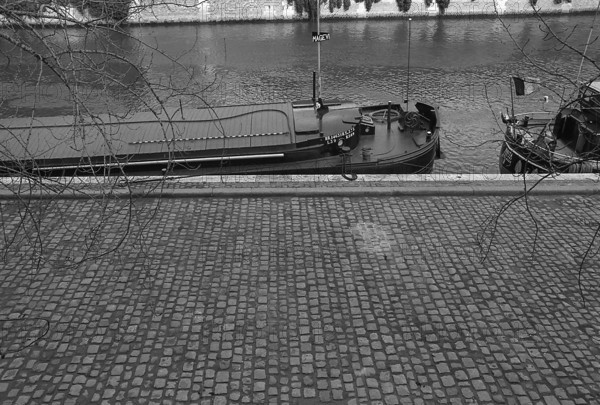 1975, Paris, Seine River. houseboat.