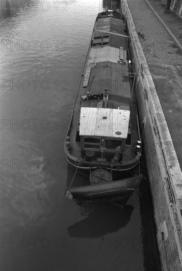 1975, Paris, Seine River. houseboat.