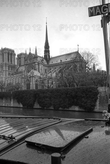 1975, Paris, Seine River. houseboat.
