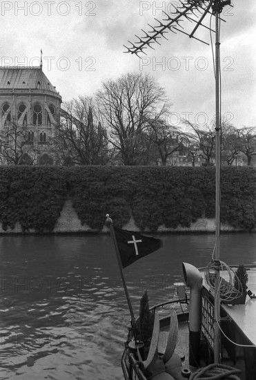 1975, Paris, Seine River. houseboat.
