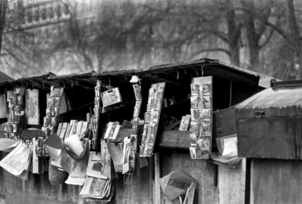 1975, Paris, Lungoseine. bouquiniste.