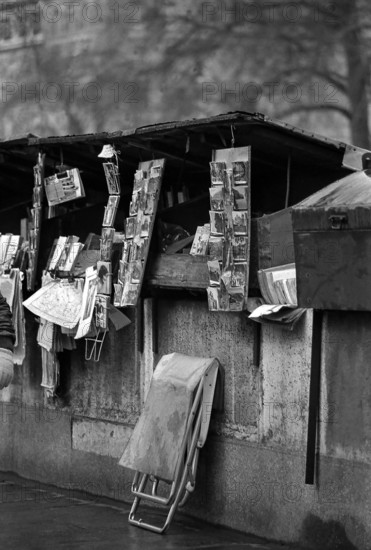 1975, Paris, Lungoseine. bouquiniste.