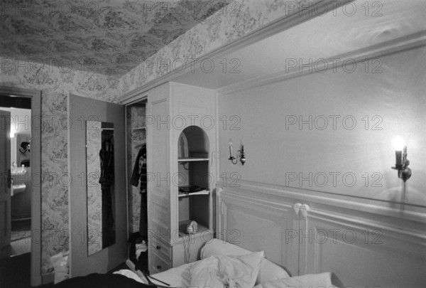 1975, Paris, Hotel.