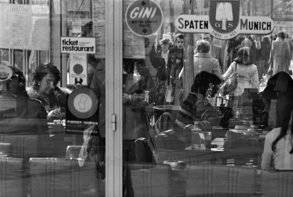 1975, Paris, bolulevard., rain, umbrellas.