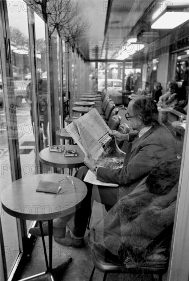 1975, Paris, bolulevard, bistro, bar, cafe. people.