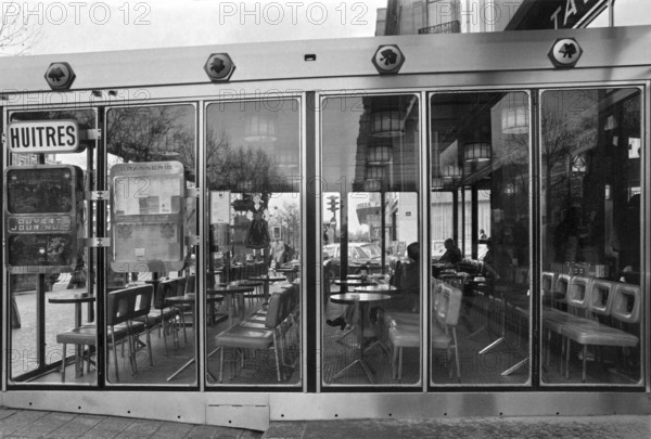 1975, Paris, bolulevard, bistro, bar, cafe. people.