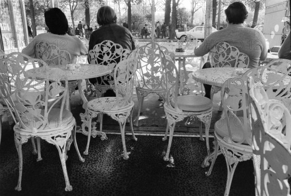 1975, Paris, bolulevard, bistro, bar, cafe. people.