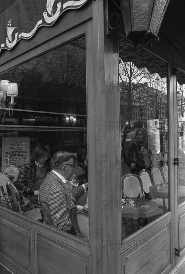 1975, Paris, bolulevard, bistro, bar, cafe. people.