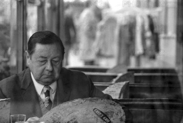 1975, Paris, bolulevard, bistro, bar, cafe. people.