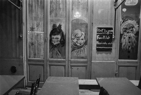 1975, Paris, bolulevard, bistro, bar, cafe. people.